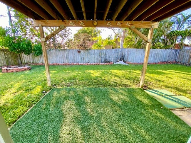 Building Photo - 213 NE 9th Ave