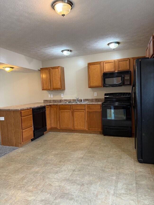 Building Photo - 3 bedroom, 2.5 bath townhome *6-MONTH LEAS...