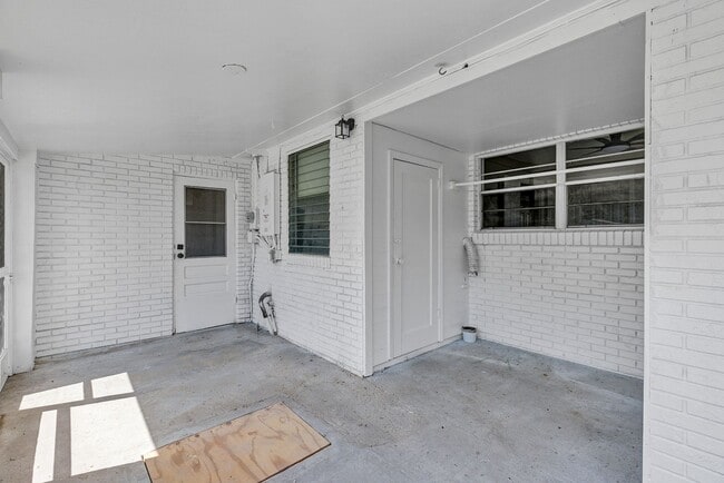 Building Photo - Charming 3-Bedroom Home with Spacious Yard & Enclosed Porch in Frostproof