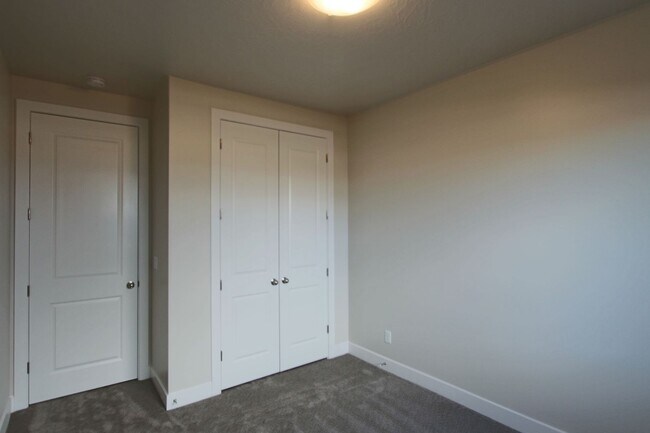Building Photo - LIKE NEW: 2170+ SQFT and majestic VIEWS  3...