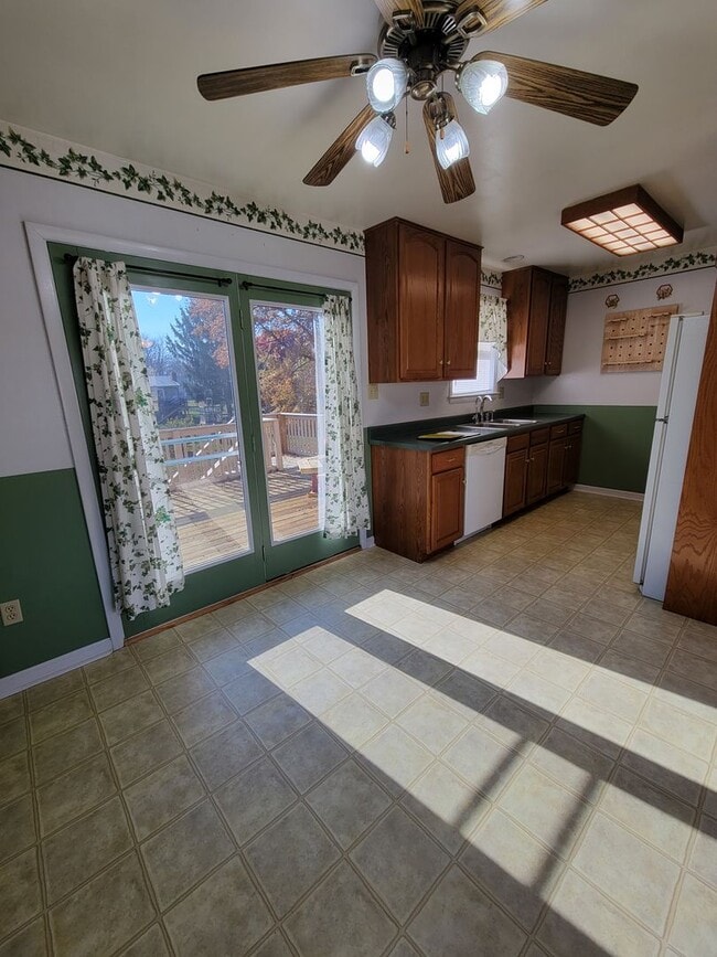 Building Photo - 7170 Ruritan Dr