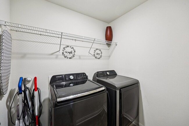 Building Photo - 1927 Churchill Downs Dr