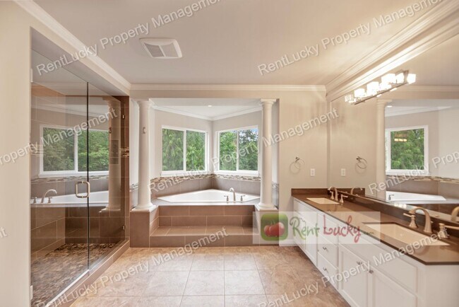 Building Photo - Like-New and HUGE 5-Bedroom Home in Prime Bellevue Location!!