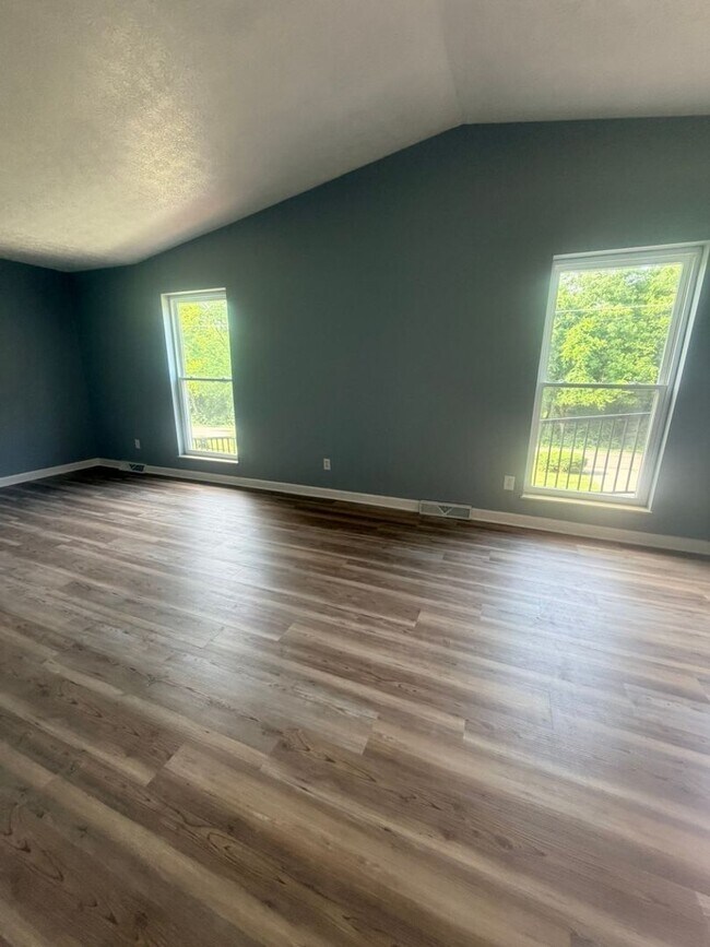 Building Photo - Spacious Maryville City Rental with Finished Basement & Lawn Care Included!