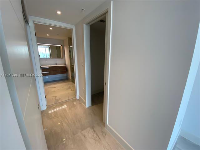 Building Photo - 9521 E Bay Harbor Dr