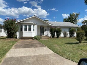 Building Photo - 3 Bed, 2 Bath Corner Lot in Tulsa!