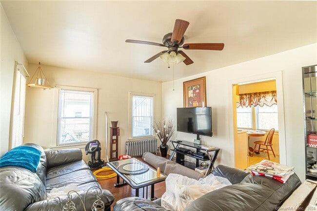 Building Photo - 625 N Main St