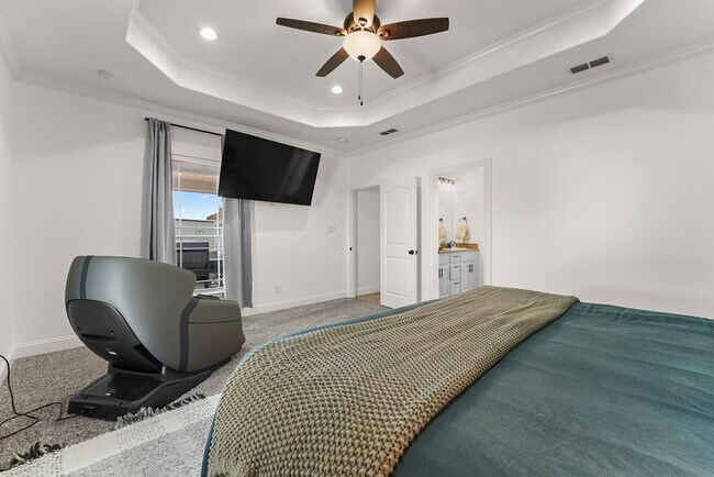 Building Photo - 1400 N Redondo Ave