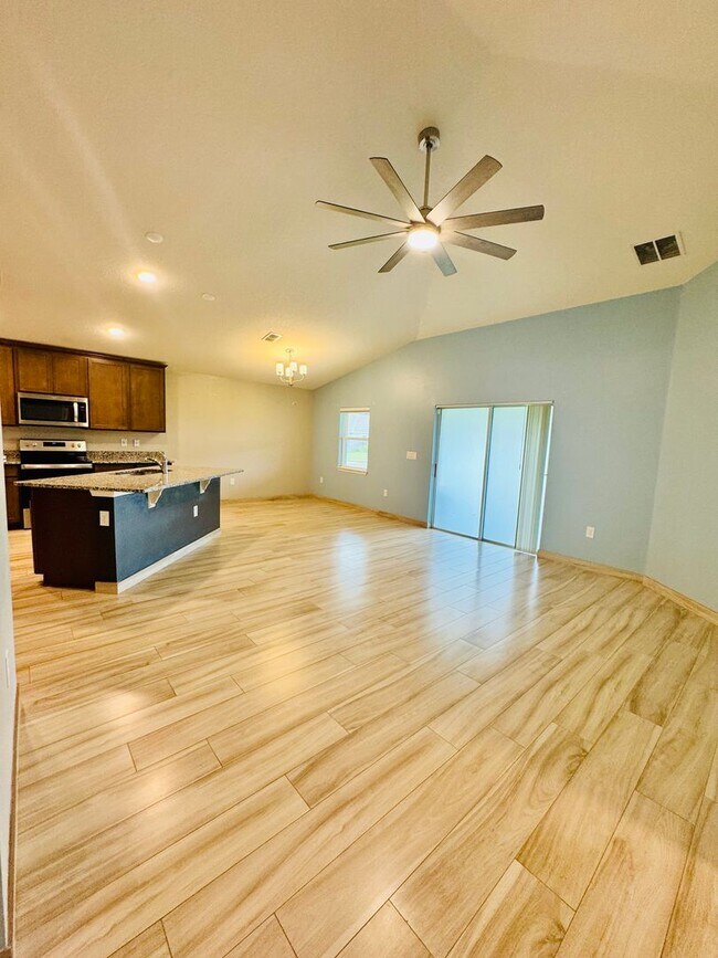 Building Photo - Beautiful 4-Bed, 2-Bath Home in a Prime Location!