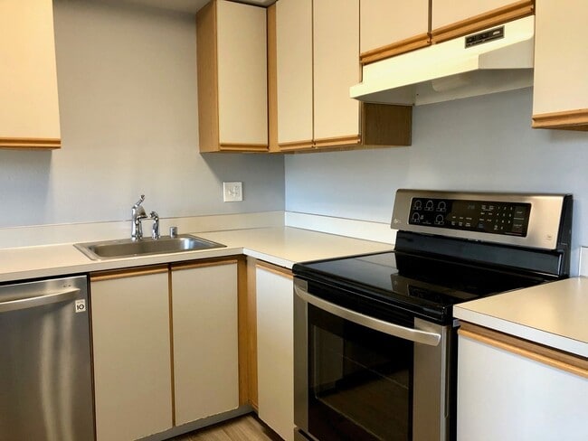 Building Photo - 2 Bedroom 2 Bath Condo Overlooking a Green...