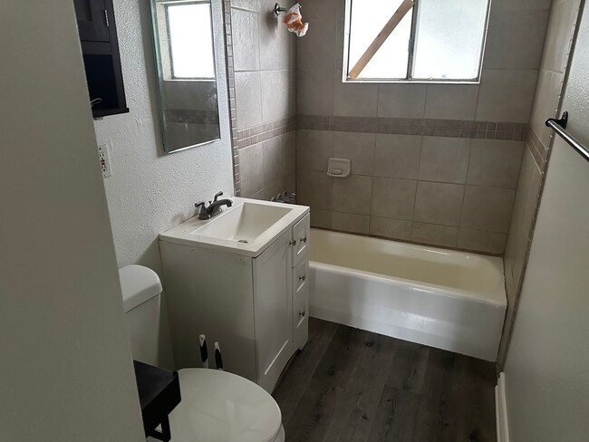 Building Photo - Charming Riverside Home on Hillside Avenue!