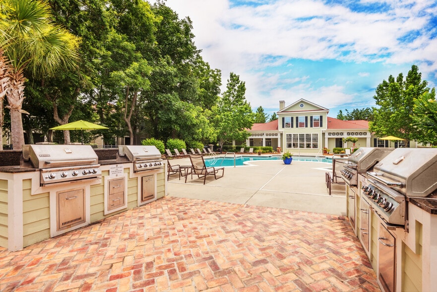 Building Photo - Belle Hall