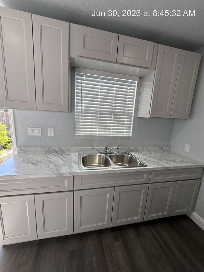 Building Photo - 2543