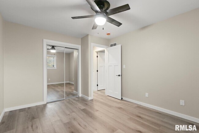 Building Photo - 1900 E Knox St