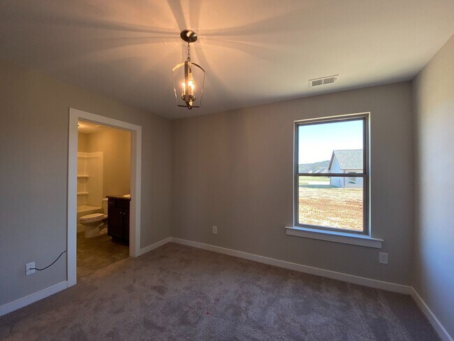 Building Photo - Gorgeous Home for Rent in Talladega, AL! A...