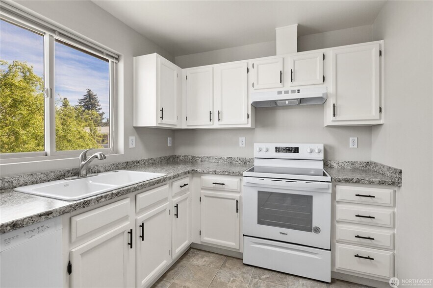 Building Photo - 502 E River Ave