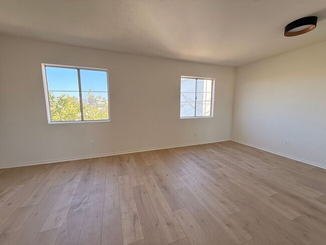 Building Photo - 1027 Coronado Ter
