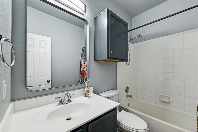 Building Photo - 808 N Creek Blvd