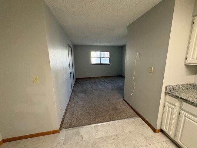 Building Photo - 4 Bedroom Apartment in Central MHK - Near Aggieville!