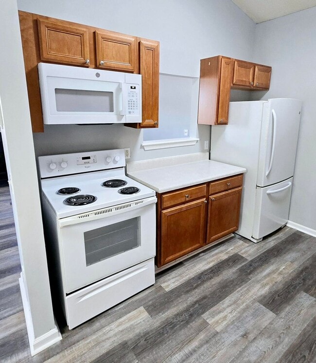 Building Photo - NEW LISTING: Stunning 3 Bed, 2 Bath Condo in Burlington!