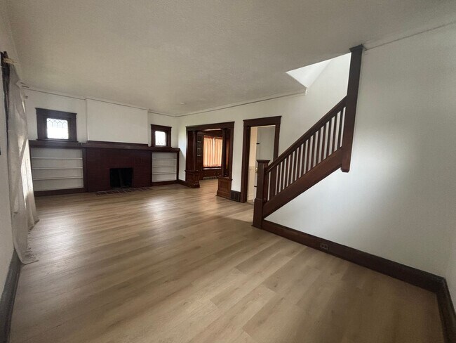 Building Photo - Spacious Single Family Home with Central Air