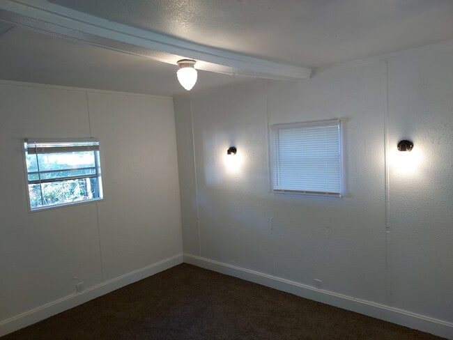 Building Photo - 826 Queens Dr