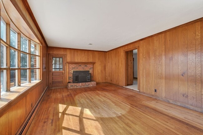 Building Photo - 2305 Lakewood Ln