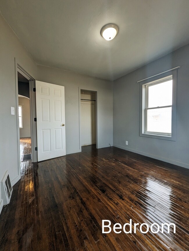 Building Photo - 407 E 6th St