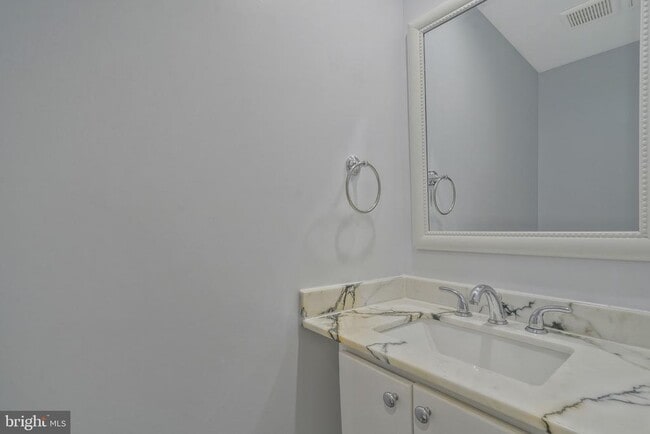 Building Photo - 728 Carson Ave