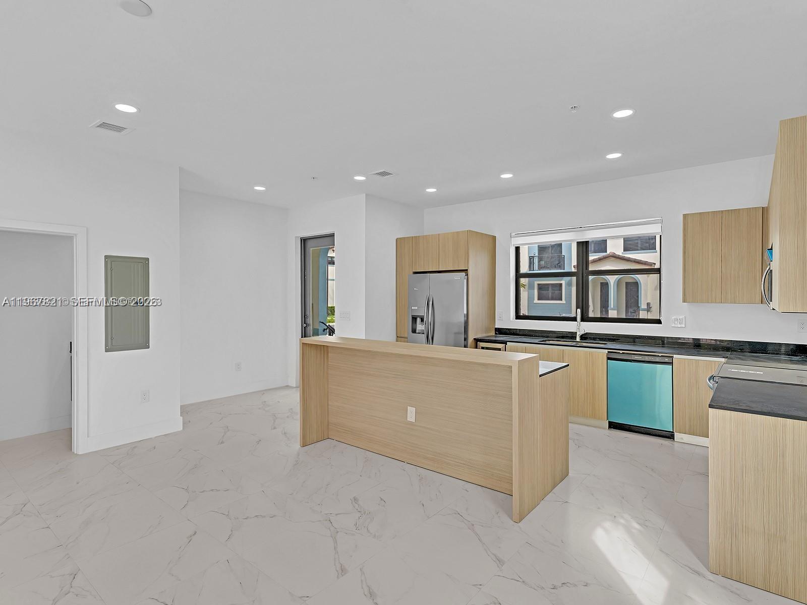 Building Photo - 6130 SW 36th Ct