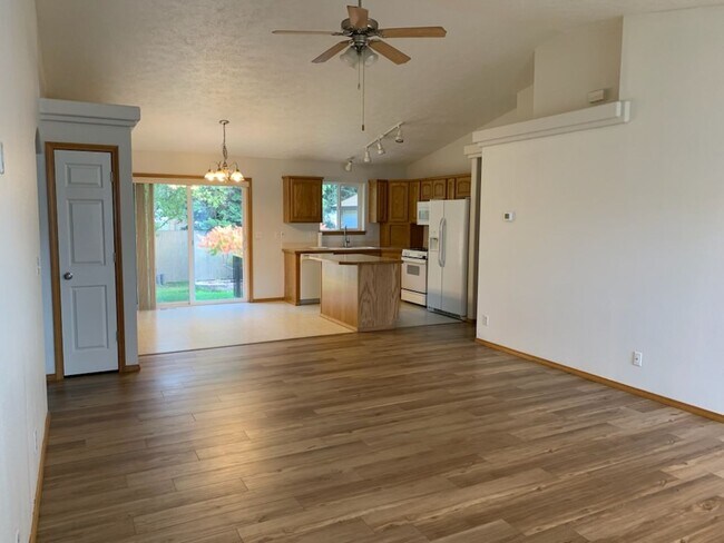 Building Photo - Broadmoore Estates!
