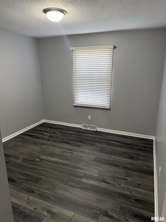 Building Photo - 2843 High Point Dr