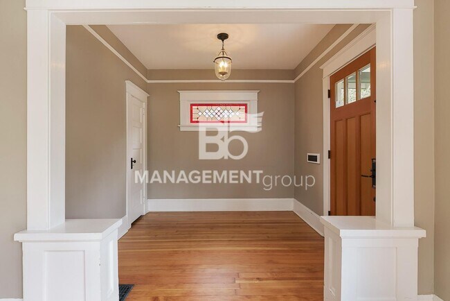 Building Photo - Stunning Historic Bungalow Just Minutes From City Center!