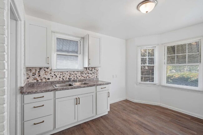 Building Photo - Cozy Detroit Home with Comfortable Living Space!