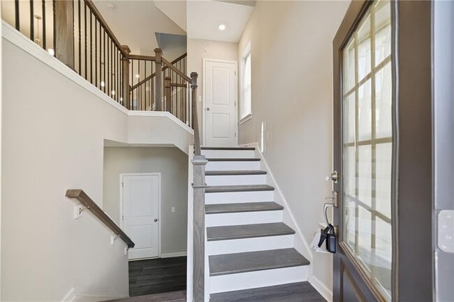 Building Photo - 318 Commons Ave