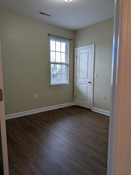 Building Photo - 1429 New Garden Rd