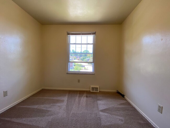 Building Photo - Magnificent 3 Bedroom Townhome with Garage...