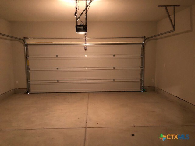 Building Photo - 2537 Ayers Dr