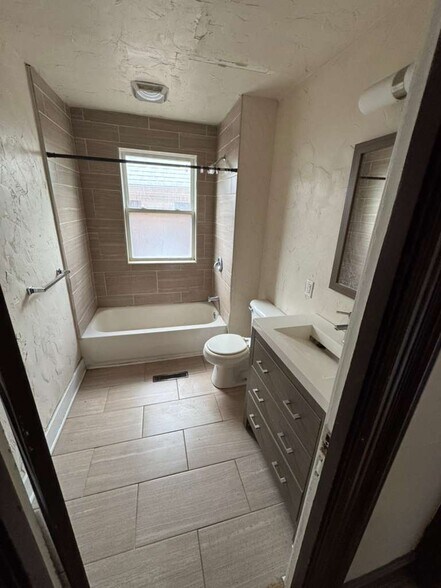 Building Photo - 1948 Broadway Ave