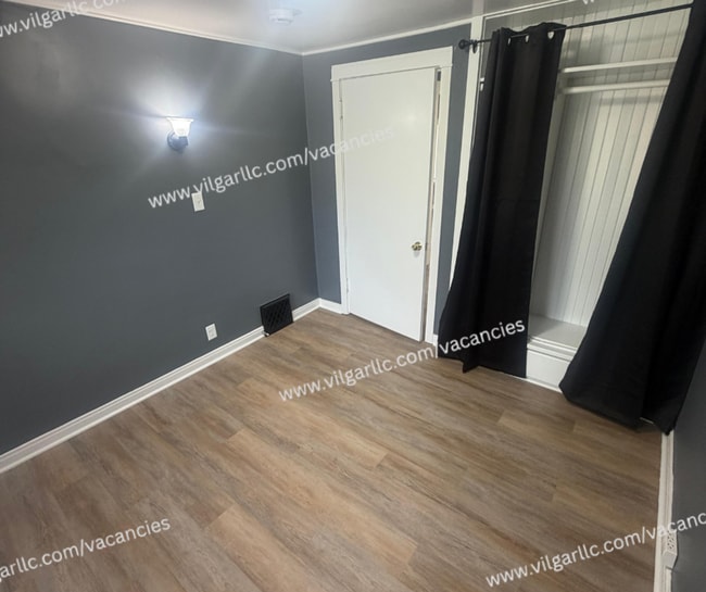 Building Photo - 4-bedrooms, 1-Bath - 2-floor Duplex Home