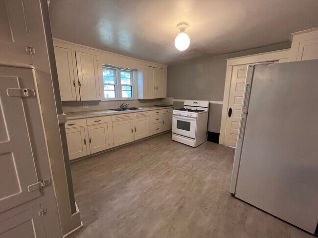 Building Photo - Large 3 Bedroom Duplex with Washer/Dryer - Water included!