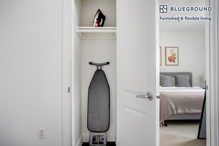 Building Photo - 5710 Crescent Prk E