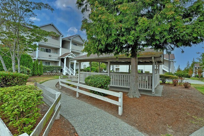Building Photo - Charming 2-Bedroom Ground-Level Home in Qu...