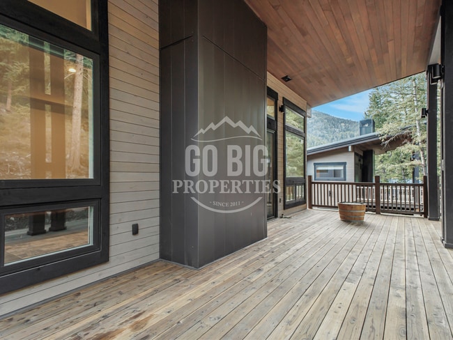 Building Photo - Luxury 5 Bedroom Single Family Home