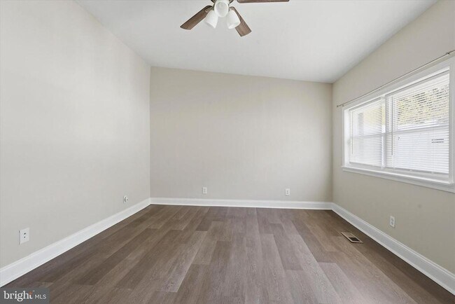 Building Photo - 400 Green Ln