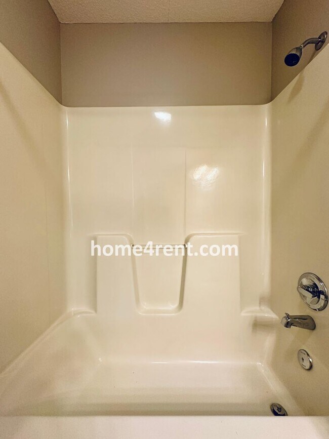 Building Photo - Gorgeous Olathe, 5 BR Home w/ Wood floors,...
