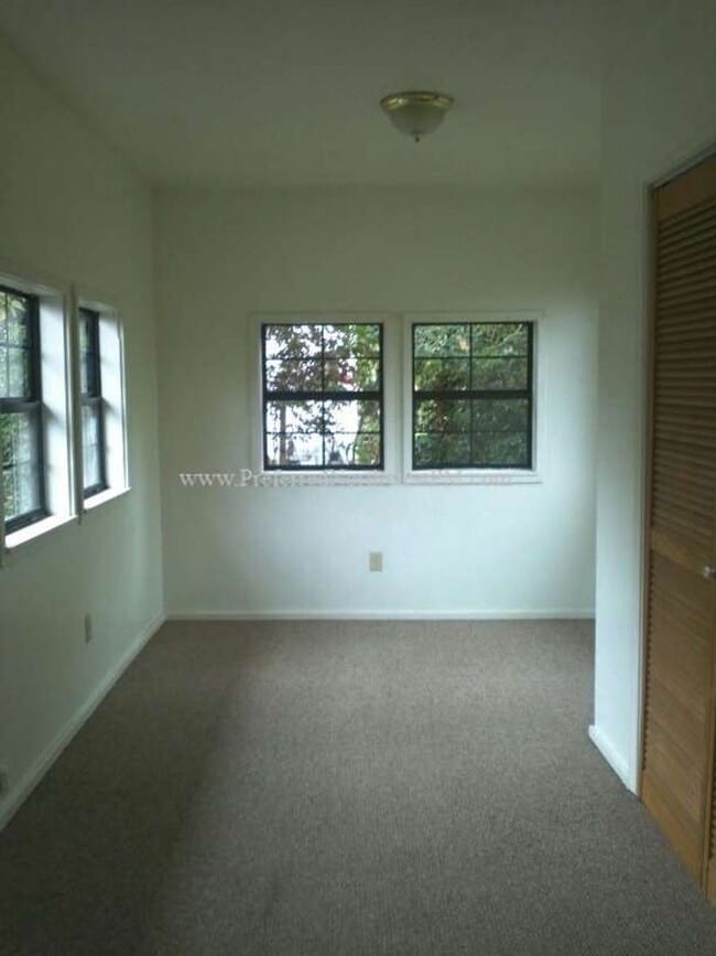 Building Photo - 3 Bedroom, 1.5 Bath Home Near University