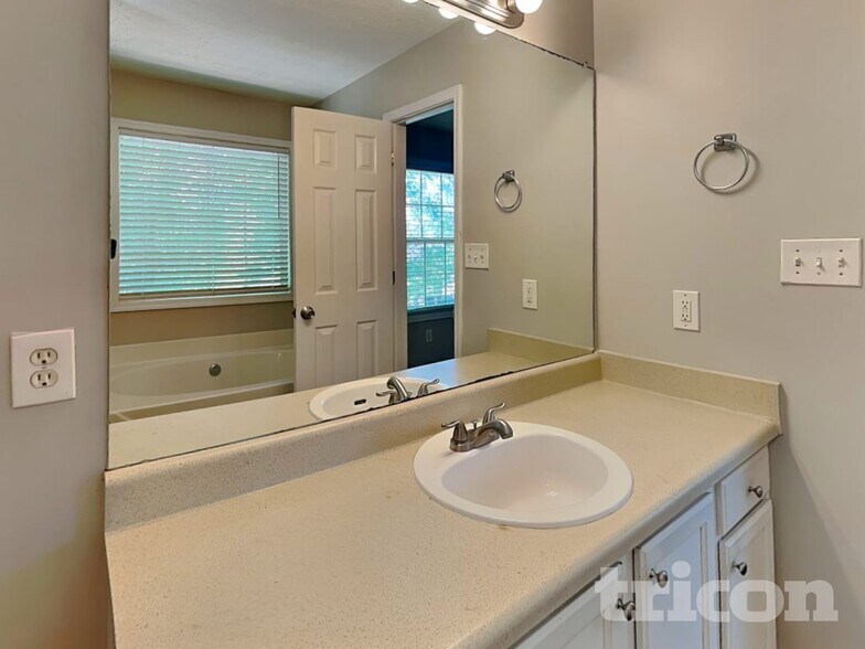 Building Photo - 205 Highgrove Dr