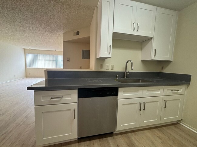 Building Photo - 10241 Commerce Ave