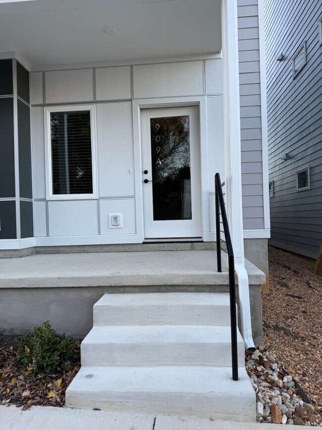 Building Photo - 909 Bainbridge St